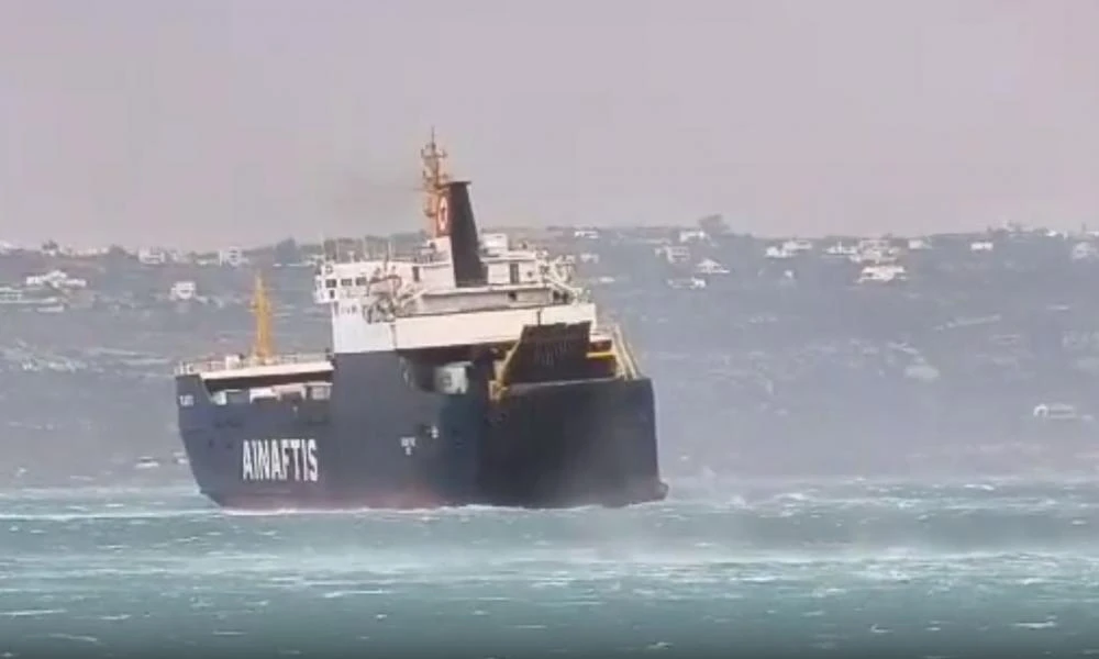 Σούδα: Πλοίο δίνει «μάχη» με τα κύματα για να δέσει στο λιμάνι